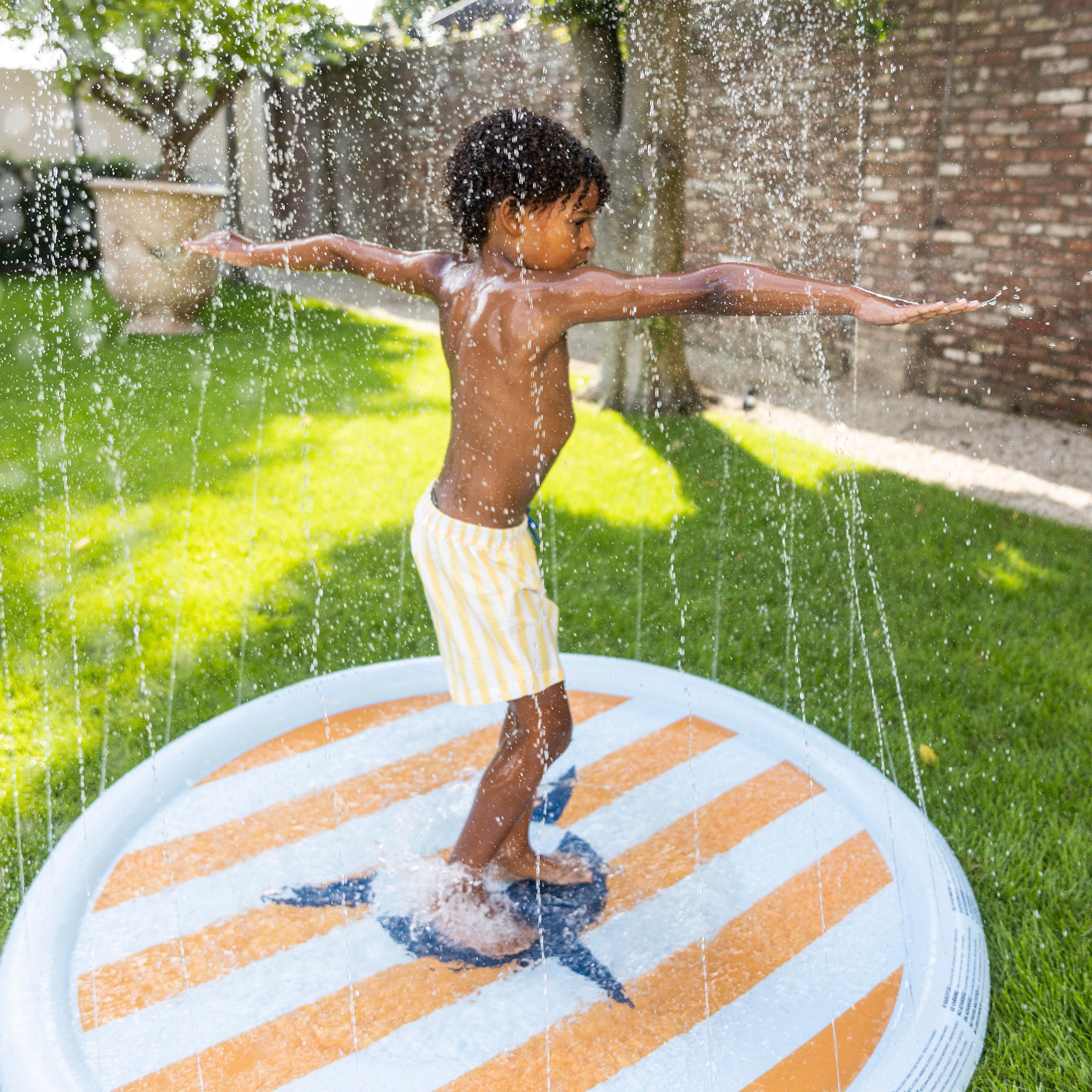 Inflatable Water Sprayer - Multicolor - Tropical Shark - Ø 150 cm